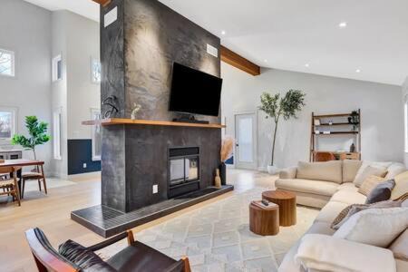 Val-des-Monts Villa | Château Céleste - Villa with pool, hot tub, fire pit