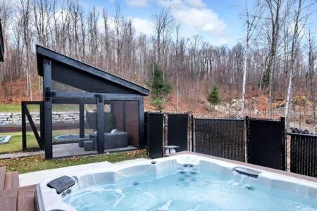 Val-des-Monts Villa | Château Céleste - Villa with pool, hot tub, fire pit