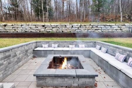 Val-des-Monts Villa | Château Céleste - Villa with pool, hot tub, fire pit