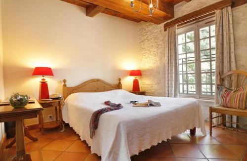 Vignieu Hotel | Château Chapeau Cornu