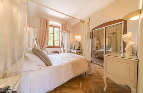 Vignieu Hotel | Château Chapeau Cornu