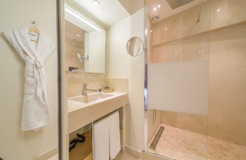 Vignieu Hotel | Château Chapeau Cornu