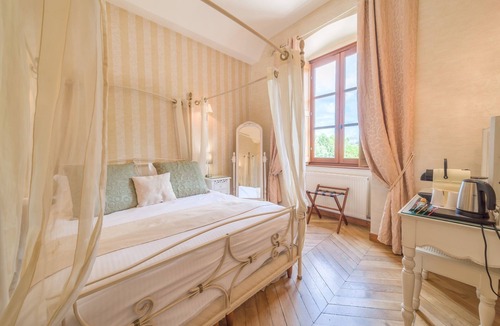 Vignieu Hotel | Château Chapeau Cornu