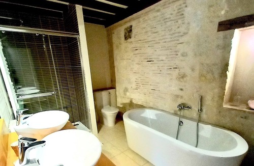 Gazaupouy House | Château Déhès, Tour Médiévale du Xiv° Siècle: Chambre, Salle de Bain au 2°étage