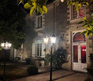Grandchamp-des-Fontaines Bed & Breakfast | Château de la Grand'cour