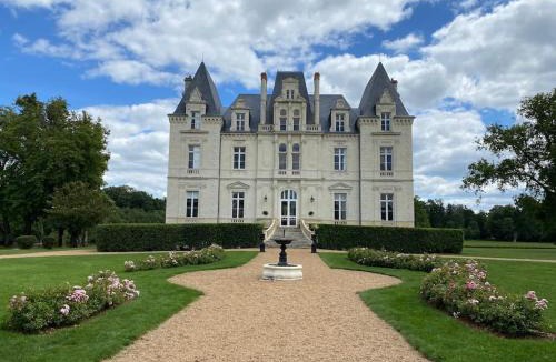 La Fontaine-Saint-Martin House | Château du Maurier