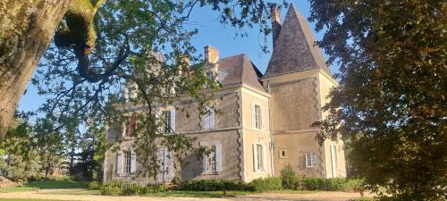 Sainte-Cecile Bed & Breakfast | Château de Bellevue proche du Puy duFou