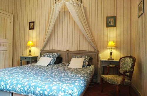 Sainte-Cecile Bed & Breakfast | Château de Bellevue proche du Puy duFou