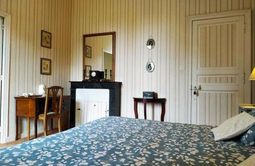 Sainte-Cecile Bed & Breakfast | Château de Bellevue proche du Puy duFou