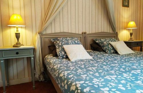 Sainte-Cecile Bed & Breakfast | Château de Bellevue proche du Puy duFou