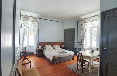 Villeneuve-de-Marc Bed & Breakfast | Château de Bonnevaux