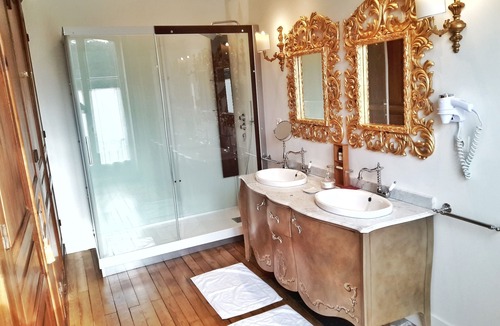 Bacilly Bed & Breakfast | Château de Chantore