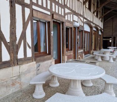 Crespy-le-Neuf Bed & Breakfast | Château de Crespy & Suites