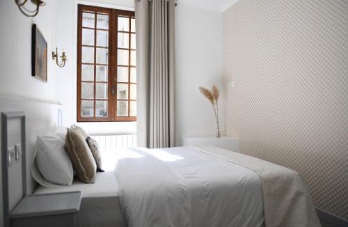 Serves-sur-Rhone Hotel | Château de Fontager