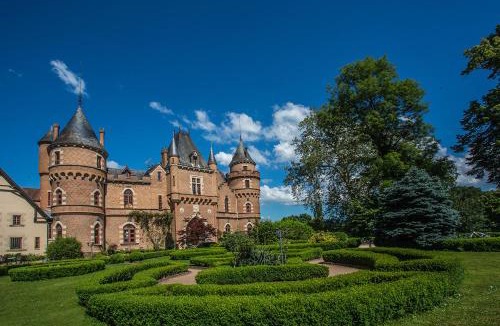 Saint-Priest-Bramefant Hotel | Château de Maulmont