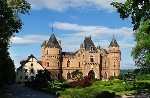 Saint-Priest-Bramefant Hotel | Château de Maulmont