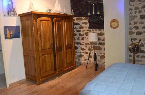 Saint-Remy-de-Chargnat Bed & Breakfast | Château des Aiguilles