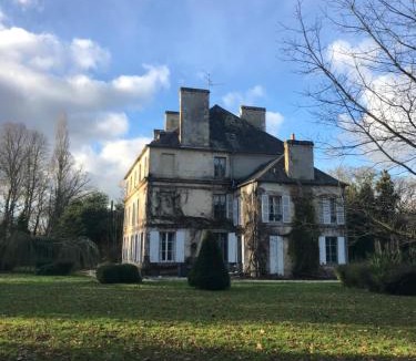 Le Breuil-en-Bessin Bed & Breakfast | Château de Goville