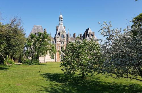 Champtoceaux Bed & Breakfast | château de La Colinière - vue sur parc