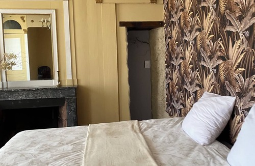 Saint-Cyr-en-Pail Bed & Breakfast | Château de la robiniere