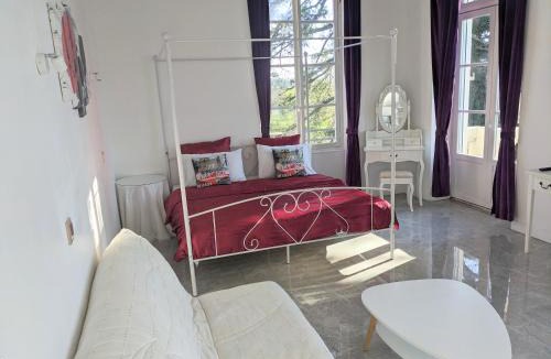 Varennes-Vauzelles Hotel | Château de la Rocherie