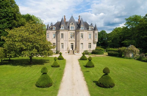 Vallon-sur-Gee Bed & Breakfast | Château de la Grange Moreau - Pierre Moreau room