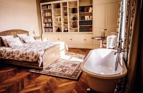 Vallon-sur-Gee Bed & Breakfast | Château de la Grange Moreau - Comte de Laval room