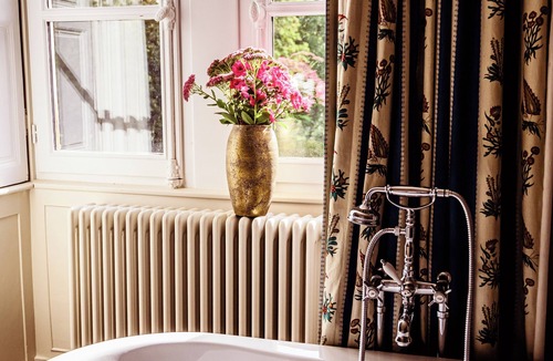 Vallon-sur-Gee Bed & Breakfast | Château de la Grange Moreau - Comte de Laval room