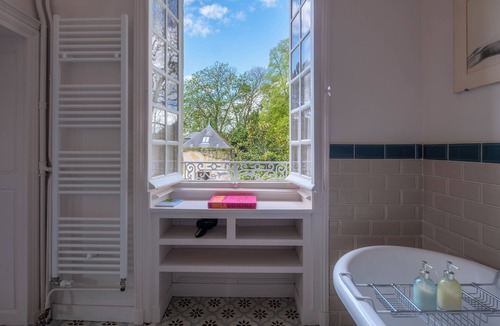 Nazelles-Negron Bed & Breakfast | Château de la Huberdière