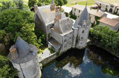 Saint-Hilaire-de-Loulay Bed & Breakfast | Château de la Preuille Bed & Breakfast