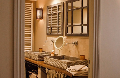 Magnac-sur-Touvre Bed & Breakfast | Château de Maumont