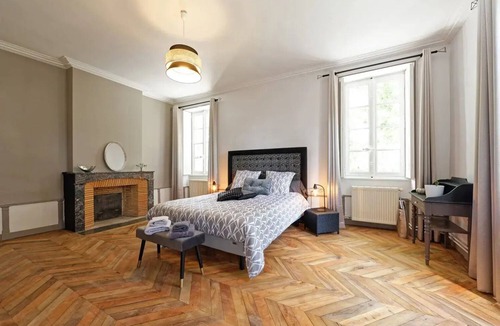 Saint-Forgeot Bed & Breakfast | Château de Millery, Chambre Stola