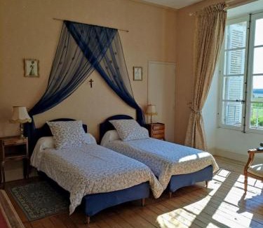 Dange-Saint-Romain Bed & Breakfast | Château de piolant