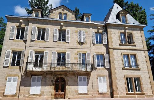 Malemort-sur-Correze Apartment | Château de Sérignac