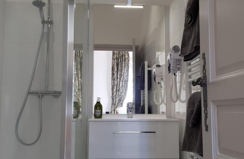 Neuille Bed & Breakfast | Château de Salvert - Appartement & Chambre d'Hôtes