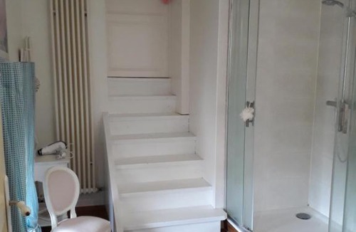 Saint-Julien-de-l'Escap Bed & Breakfast | Château de varaize