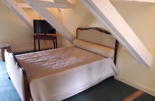 Saint-Julien-de-l'Escap Bed & Breakfast | Château de varaize