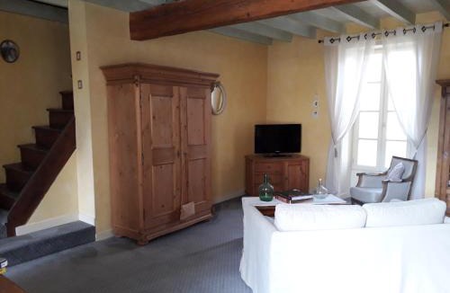 Saint-Julien-de-l'Escap Bed & Breakfast | Château de varaize