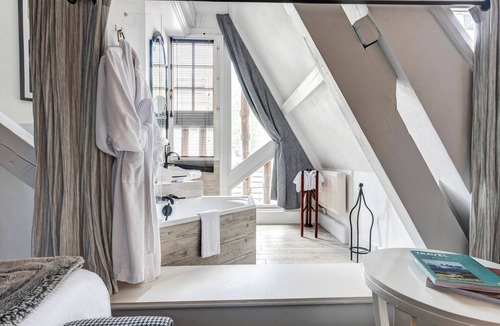 Cruseilles Hotel | Château des Avenieres