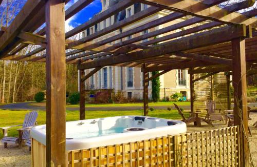 Les Essards Bed & Breakfast | Château des Essards avec piscine et jacuzzi
