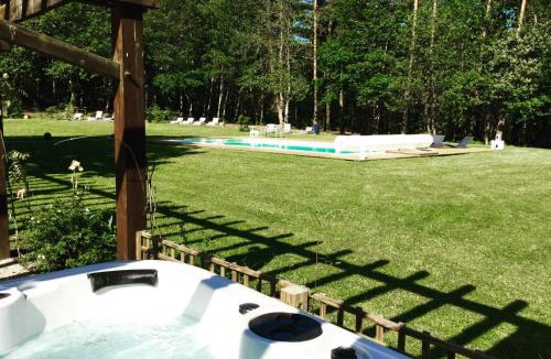 Les Essards Bed & Breakfast | Château des Essards avec piscine et jacuzzi