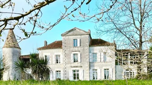 Rivieres Bed & Breakfast | Château des Fouilloux