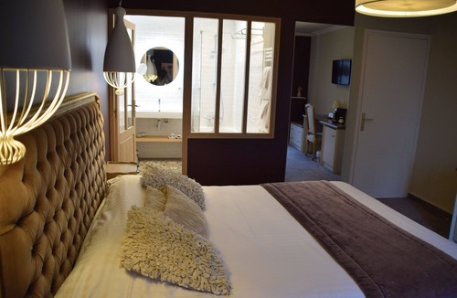 Chasseneuil-du-Poitou Hotel | Château du Clos de la Ribaudière