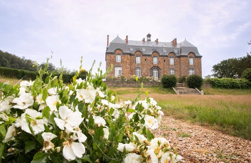 Saint-Mars-du-Desert Bed & Breakfast | Château du Perray – Comtesse Suite Room with Shared Pool