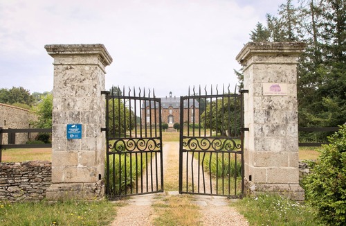 Saint-Mars-du-Desert Bed & Breakfast | Château du Perray – Duchesse Room with Shared Pool