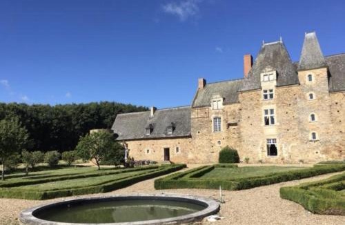Louvaines Bed & Breakfast | Château du Hardas
