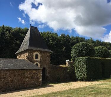 Louvaines Bed & Breakfast | Château du Hardas