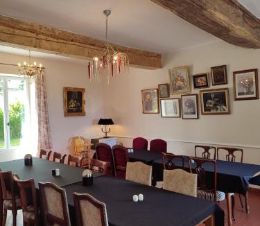 Roussillon-en-Morvan Villa | Château du Pommoy