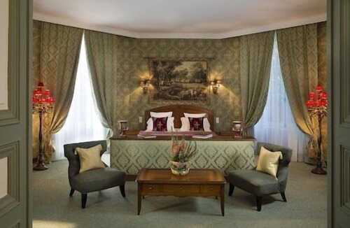 Sepmes Hotel | Château Laroche-Ploquin