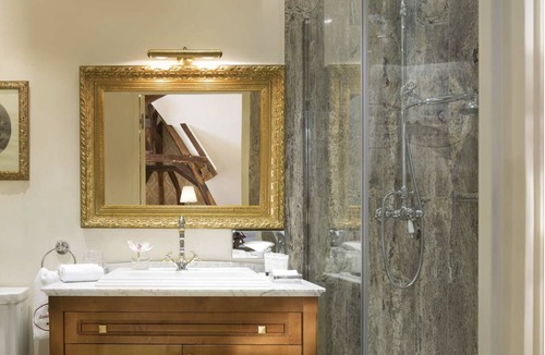 Sepmes Hotel | Château Laroche-Ploquin